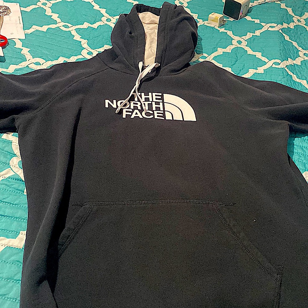 Woman’s north face hood size class but fits like a large